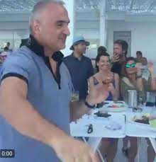 Ak partili turizm bakanı mehmet nuri ersoy içkili bir ortamda dans edip puro içerken eğleniyor. Mustafa Sonmez On Twitter Bu Turizm Bakani Nin Etstur U Batmanin Esiginde Efkar Dagitiyor Olmali
