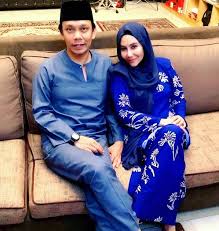 Lahir 9 mac 1974) ialah seorang pelawak, pelakon, pengacara dan penerbit yang terkenal di malaysia. 6 Selebriti Wanita Ini Berkahwin Dengan Jejaka Muda Jurang Usia Sehingga 26 Tahun Iluminasi