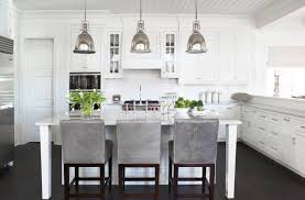 Lighten Up Get Inspired With These 16 Fresh Pendant Light Ideas Https Freshome Com Penda White Modern Kitchen Kitchen Island Lighting Contemporary Kitchen