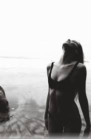 Black And White Beach Photoshoot Pin By Julia Roberto On Shoot Photography Photoshoot White Photography