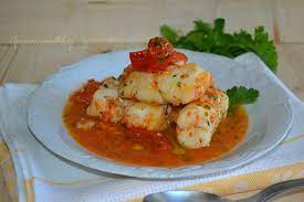 Togli i fiori di nasello dalla busta e disponili, ancora surgelati, in una teglia leggermente oleata. Nasello Pomodori E Origano In Cucina Con Il Blog