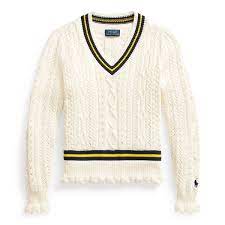 The ideal piece for layering made of a chunky cream cricket knit with beige and black detail trim and tortoise shell button fastening. Baumwoll Cricketpullover Mit Zopfmuster