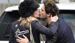 Galeotta dicono sia stata una cena a roma con amici comuni, quando lui era appena. Laura Chiatti E Marco Bocci Lontani Vicini