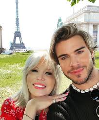 Amanda lear is a french singer, tv presenter, painter, actress, lyricist and novelist, born in hong kong on november 18 1946, as amanda tapp. Amanda Lear Hat Einen Neuen Baby Freund Foto