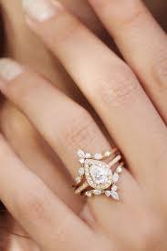 We Are Currently Swooning Over This Gold Inspired Pear Diamond Ring This Set Comes In A Set Of T Wedding Rings Vintage Diamond Wedding Rings Sets Bridal Rings