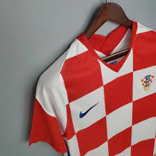 A croácia se veste de vermelho e branco para apoiar a seleção, que se classificou pela primeira vez para a final de uma copa do mundo. Camisa Selecao Croacia Home 20 21