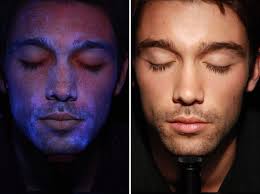 Joey Scarpellino et Raphaël Grenier-Benoît essaient le photomaton UV, qui  sera Monsieur UV?