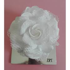 Pochi dettagli per un fiore fai da te adatto ad una cerimonia. Fiori Per Abiti E Capelli Rosa Bianca In Tulle