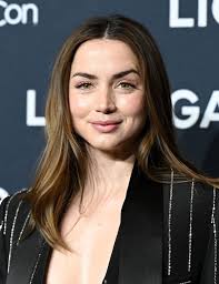 Ana de Armas legs 😍😍😍 DO UNIVEI IL B