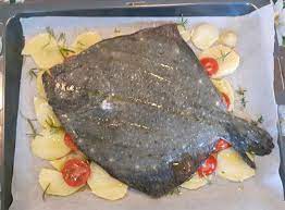 L'orata al forno è un secondo piatto di pesce classico e saporito, preparato con un contorno di gustose patate a fette. Rombo Al Forno Con Patate E Pomodorini Podismo E Cazzeggio