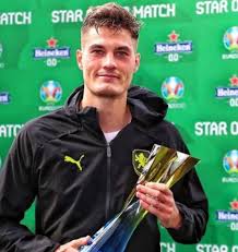Having been able to walk freely into the city centre with his girlfriend, suddenly he was mobbed by fans. Patrik Schick
