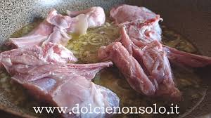 Piselli, taccole, fave, asparagi, carciofi e fagiolini. Agnello In Padella Con Piselli In Umido Dolci E Non Solo