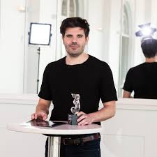 Thiemo strutzenberger absolvoval školení na semináři maxe reinhardta ve vídni a studoval mimo jiné u klause maria brandauera. Residenztheater Herzliche Gratulation An Thiemo Strutzenberger Fur Den 3sat Preis Fur Seine Darstellerische Leistung In Stefan Bachmanns Inszenierung Graf Oderland Die Jury Zur Begrundung Max Frischs Graf Oderland Ist Ein Irrationaler Amoklauf