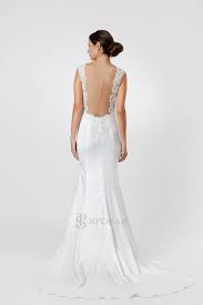 Nel modello blu intenso a sinistra vediamo infatti dei revers semplici, non a lancia, ricamati in tessuto diverso dal resto dell'abito da sposo e chiusi da un solo bottone. Sposarsi In Comune Che Abito Scegliere Blog Consigli Matrimonio E Styles