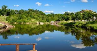 Originea lacului este prabusirea a doua saline apropiate, neatestate documentar, ce se denumită şi litoralul ardealului, staţiunea turistică permanentă ocna sibiului este situată la 17 km. Litoralul Ardealului Locul Unde Apa Este Mereu CaldÄƒ