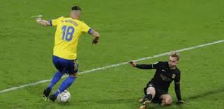 Álex fernández (cádiz) convirtió el penalti remate con la derecha por bajo, junto al palo izquierdo. El Barca Regala Media Liga En Cadiz