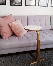Bei ikea gibt es nicht nur stylische möbel zu erschwinglichen preisen und schmackhafte hotdogs. Ikea Hack In 10 Min Einen Laptop Tisch Selber Bauen Wohnklamotte Laptoptisch Ikea Diy Tisch