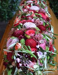 Trauerfloristik Jutta Nowak Spatsommerliches Sarggesteck In Rottonen Blumen Zur Beerdigung Grosse Blumenarrangements Trauerfloristik