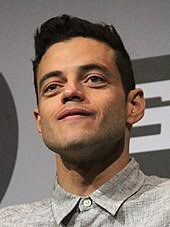 Two cops track down a serial killer. Rami Malek Wikipedia