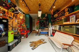 aさんご夫婦が目指したのは 夫婦共通の趣味である キャンプ が中心にある家づくりでした aさんは年間30日 40日はキャンプに出掛けるという 筋金入りのアウトドア大好きご夫婦 今回の家づくりでも アウ 家 インテリア 収納 カフェスタイル