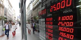 El dólar mayorista y minorista en el circuito oficial escalaron entre 30 y 40 centavos. Dolar Hoy El Banco Central Salio A Jugar Fuerte Pero La Divisa Cerro A 25 51