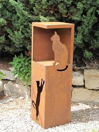 Edelrost Dekosaule Katze Mit Offnung Die Edelrost Dekosaule Hat In Der Oberen Halfte Eine Sehr Grosszugige Aussparun Edelrost Edelrost Saule Gartenstecker Rost