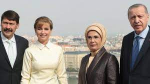 Çin'in başkenti pekin'de uluslararası işbirliği için kuşak ve yol forumuna katilan macaristan başbakanı victor orban, cumhurbaşkanı recep tayyip erdoğan ile biraraya geldiğini belirtti. Emine Erdogan Macaristan Cumhurbaskaninin Esi Herczegh Ile Gorustu