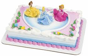 Torta Con Le Principesse Della Disney Panna Montata Di Colore Bianco Torta A Tema Cenerentola Torte Di Compleanno Per Bambini Torte Di Compleanno Principessa