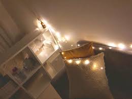 友人からフェアリーライトを貰ったので 安易に置いてみたけど 全然おしゃれにならないぞ フェアリーライト で検索すると お洒落 なpostばっかりなのにこの差はなんだ 笑 おしゃれ本当にむずかしい ཫ 吐血 new room decor home decor