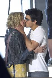 El amor de joe jonas y gigi hadid no ha podido soportar la distancia y los apretados horarios que finalmente les ha llevado a poner punto y final a su relación tras cinco meses de amor. Joe Jonas Las Ex Novias Del Viudo Negro De Las Famosas