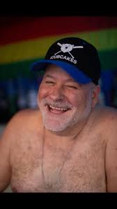 Introduction and photo sharing in a gay community