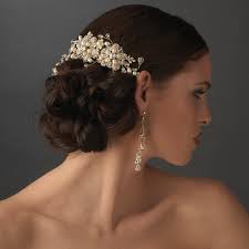 When it comes to bridal headwear — headpieces and wedding hair accessories — today's brides have so many more options available to her than brides of even just a few short decades ago. Fabulous Bridal Headpiece Styles For Short Haired Brides
