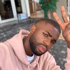 Très motivé , très originale et surtout très passionné par son art, Ngah Marius  Florian Aka Dylan Comédie est l'un des jeunes camerounais Les plus suivi  sur la toile. C'est dans sa