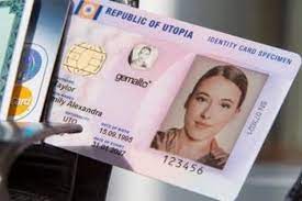Ce nouveau modèle sera diffusé à partir d'août 2021 et son format sera réduit à la taille d'une carte de crédit. La Carte D Identite Aura Sa Puce Sans Contact Et Un Format Cb En 2021 Igeneration