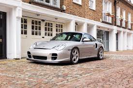 La 996 gt2 est destinée à tous ceux qui n'ont pas oublié que la 930 était née pour les besoins de la l'esprit course transpire à bord de la porsche 911 gt2 tout comme dans la 996 gt3 mais sans pour. 2001 Porsche 911 996 Gt2