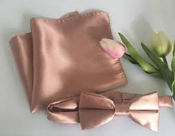 Navy rose gold bow tie, best man request gift, groomsman bow tie, man of honor gift, best man bow tie, man of honor, paisley rose gold bow lahandmadegift 5 out of 5 stars (95) sale price $19.95 $ 19.95 $ 28.50 original price $28.50 (30% off. Rose Gold Bow Tie Pocket Square Combo Rose Gold Bowtie Etsy In 2021 Gold Pocket Square Gold Bow Tie Wedding Rose Gold Theme