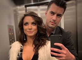 Μιλώντας με την κατερίνα γερονικολού, ο παρουσιαστής την ρώτησε για τις μαγειρικές επιδόσεις της στην διάρκεια της καραντίνας. Giannhs Tsimitselhs Katerina Geronikoloy Pio Erwteymenoi Apo Pote In Gr