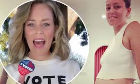 Elizabeth banks was born elizabeth mitchell in pittsfield, a small city in the berkshires in western massachusetts near the new york border, on february 10, 1974. Elizabeth Banks Goes Makeup Free As She Jokes About Her Pasta Baby Bump In A Post Voting Selfie Daily Mail Online