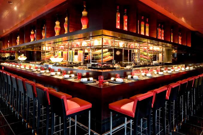5 Rue de Montalembert – Un comptoir gastronomique chic et théâtral tout de rouge et noir vêtu, proposant les plats iconiques du maître incontesté.