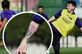 El primer tatuaje de messi en la espalda es el rostro de su madre, en la cual demuestra el amor y el cariño del. El Nuevo Tatuaje De Messi Que Se Hizo Futbol La Voz Del Interior