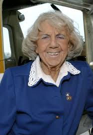 Evelyn Johnson, Pilot Who Set Records, Dies at 102