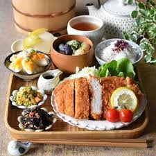 とんかつ ひじきの煮物 カレー味の卯の花 ポテトサラダ なすとがんものお味噌汁 ゆかりごはん なし 意外にも ほとんど 一回も ここでのっけてない晩御飯おかず とんかつ 味噌かつの声がかかりましたが 今日はソースで おからは和風カレー