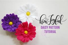 With tutorials on how to make earrings, headbands, pins, home decorations, embellishments and more, you'll be able to add a floral touch to whatever you're crafting righ… Felt Daisy Flower Free Tutorial And Pattern Botanical Felt