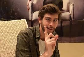 Y vente pa' la cama. Alvaro Soler Nuovo Singolo Loca Ecco Come Imparare Il Testo In Anteprima