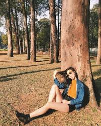 Memanfaatkan background tempat anda berfote sebagai media penyampai pesan. New Photography Poses Urban Posts Ideas Photography Poses Photoshoot Poses Instagram Pose
