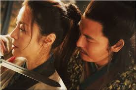 Song cô lại vì sở hữu thánh vật giang hồ mà bị nhiều sát thủ truy đuổi. Kiáº¿m VÅ© Bá»™ Phim Cá»• Trang Ä'áº­m Tinh Hiá»‡n Ä'áº¡i