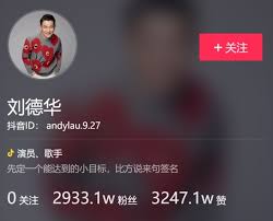 劉德華先生，以自我內省的創作方式，寫出對回家的期盼與情懷， 溫暖而成熟的唱腔 更帶領聽者 進入一種療癒式的感動之中。 當 劉德華 在副歌唱到 回家吧 幸福，幸福能抱一抱父母。。。 回家吧 孤獨，孤獨還等待著安撫。。。 不管你現在處在什麼樣的心境，我們都無法抵抗那股 回家衝動的呼喚! åŠ‰å¾·è¯åŠ å…¥æŠ–éŸ³4å¤©å¸ç²‰2900è¬ ä¼'é–'å¨›æ¨‚