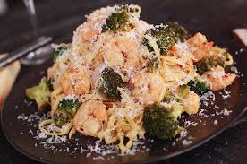 Une Recette D Une Simplicite Comme J Aime Des Crevettes Epicees Du Brocoli Croquant Des Pates Aldente Ingredient Broccoli Garlic Shrimp Spicy Garlic Shrimp