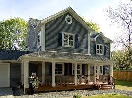 Den Eingangsbereich Des Hauses Schmuckt Ein Weisses Saulenportal Amerikanische Hauser Haus Bauen Haus Grundriss
