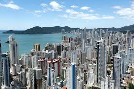 bawneˈaɾju kɐ̃boɾiˈu) is a major beach resort city in the brazilian southern state of santa catarina. Balneario Camboriu Sucesso Ou Catastrofe Urbana